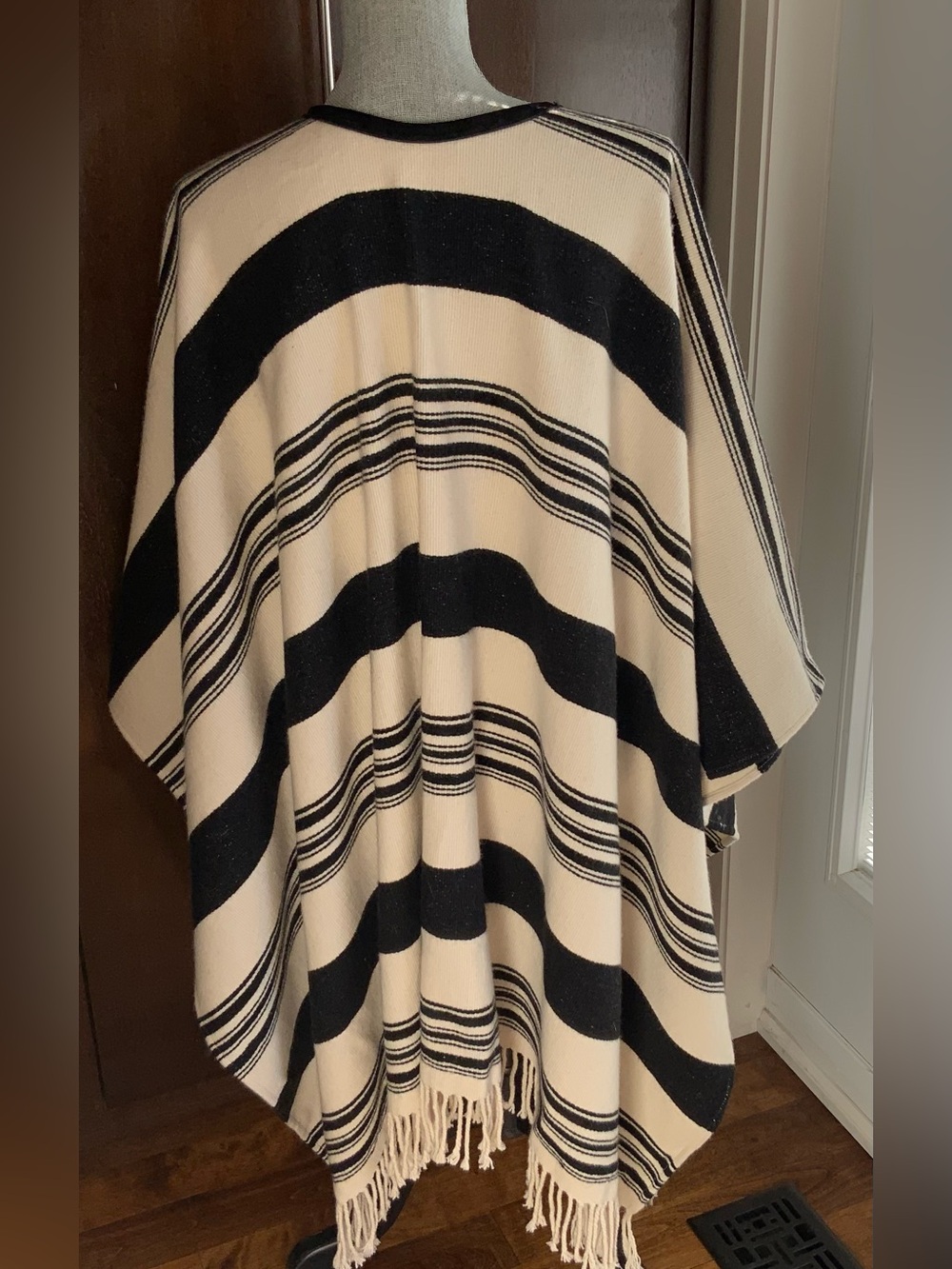 ETRO MILANO Black and Cream Mantella Cape - Picture 2 of 7
